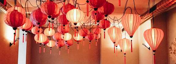 Roze lampionnen aan plafond