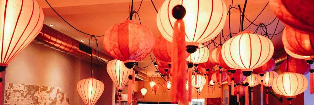 Een verzameling roze lampions als hanglamp aan het plafond van een Vietnamees restaurant Een verzameling roze lampions als hanglamp aan het plafond van een Vietnamees restaurant